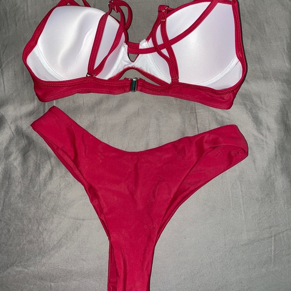 Bikini - Picture 2 of 3